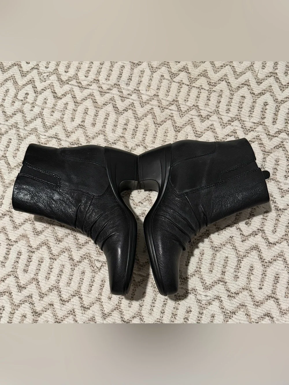 Clarks Emily Willow Ankle Boot Soft Leather Round Toe Zipper ClosureComfortable